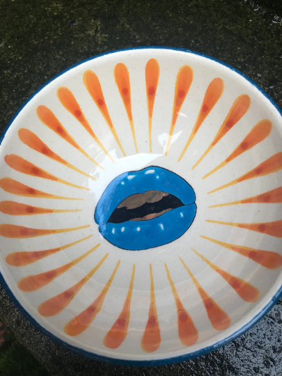 "Lips" breakfast bowl